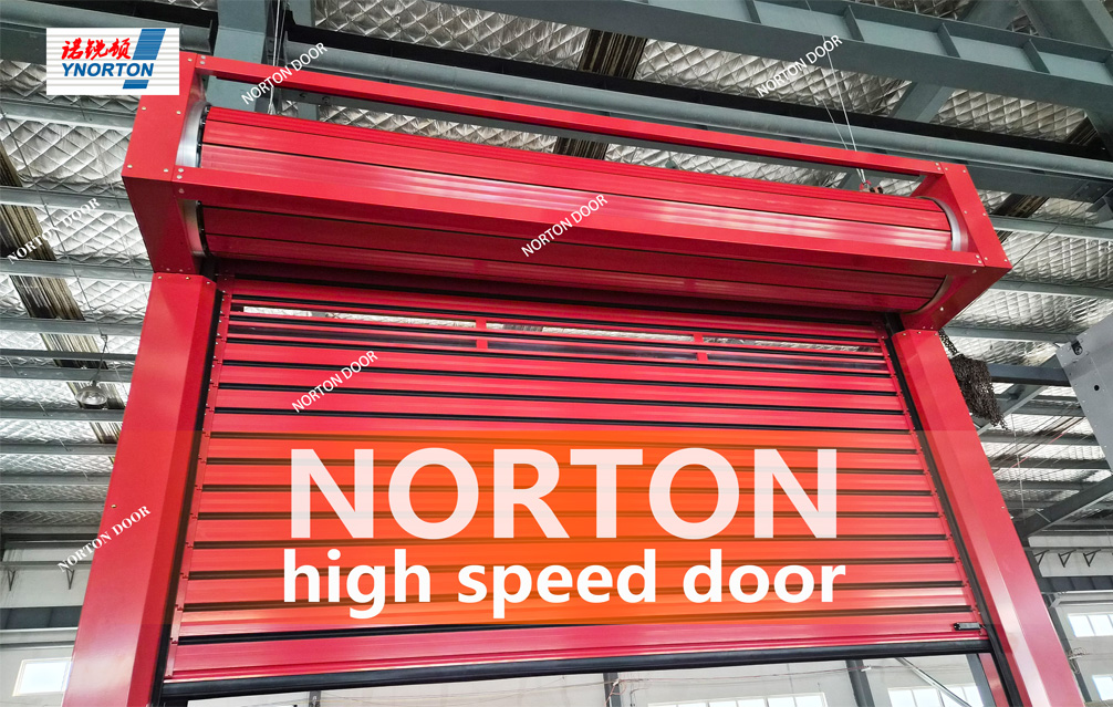 Este armazém utiliza portas rápidas para melhorar a eficiência.