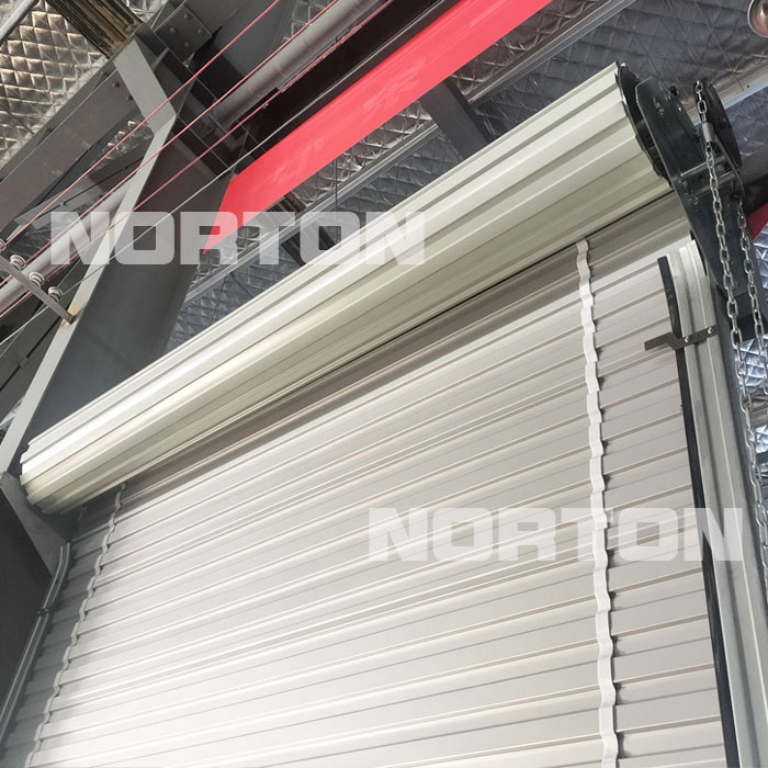 Guia de instalação para portas de enrolar: você prestou atenção a esses detalhes?