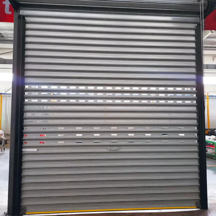 Por que a porta rolante de aço à prova de vento é essencial para a segurança industrial moderna?