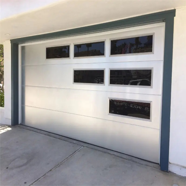 Porta de garagem elétrica com janela de retângulo